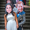 A close up on Harry and Meghan lookalikes wearing masks