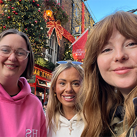  Hannah, Billie and Rebekah posing in front of Temple Bar 