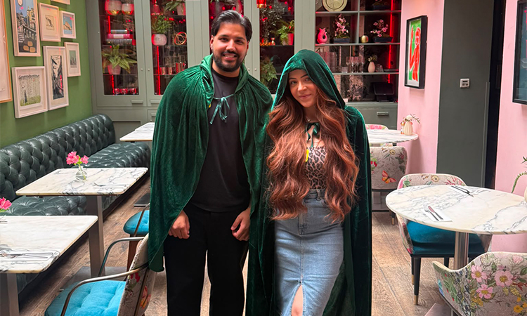 A woman and a man who dressed in green traitors cloaks