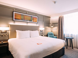 A double bed in a room at Crowne Plaza Belfast