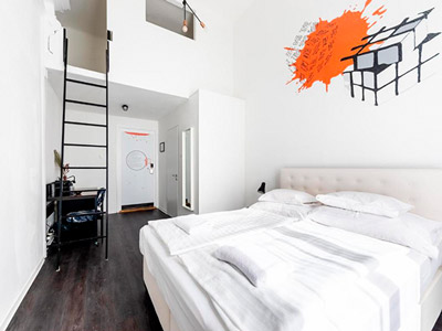 A double bed in a room with an upstairs area at Adagio 2