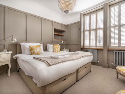 The glamorous kitchen and sitting area in Bath Town House 8