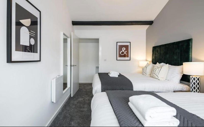 The rooms have tasteful wall art 