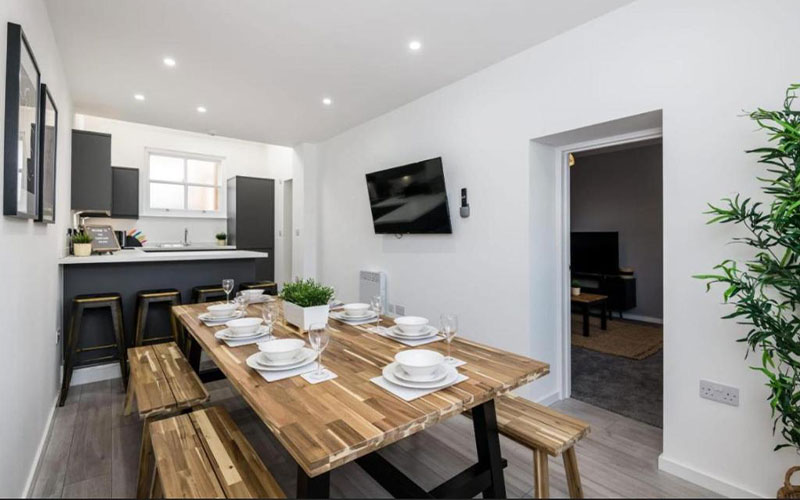 Enjoy meals at the dining table 