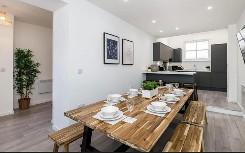The open plan kitchen and dining area 