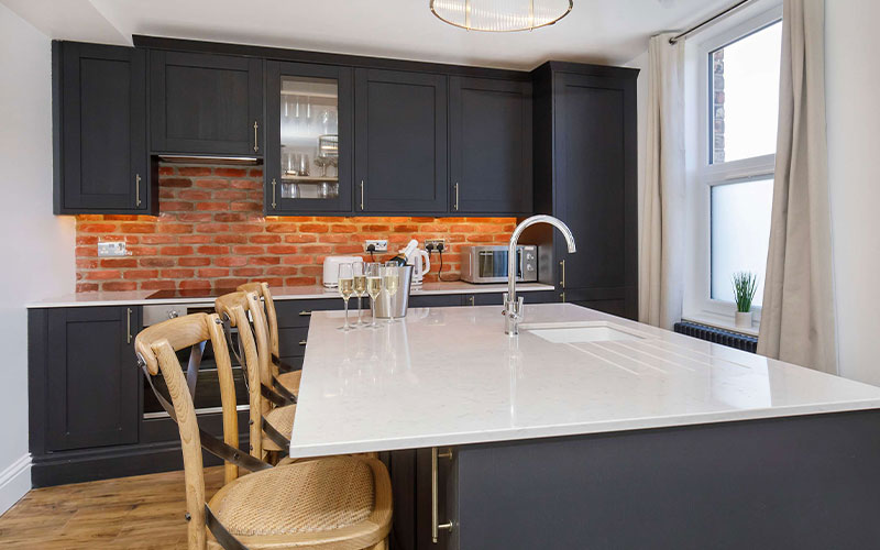 The fully equipped kitchen 