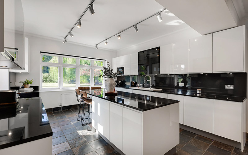 Modern, well equipped kitchen 