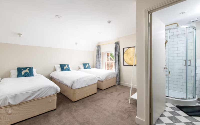 4 of the bedrooms have ensuite bathrooms 