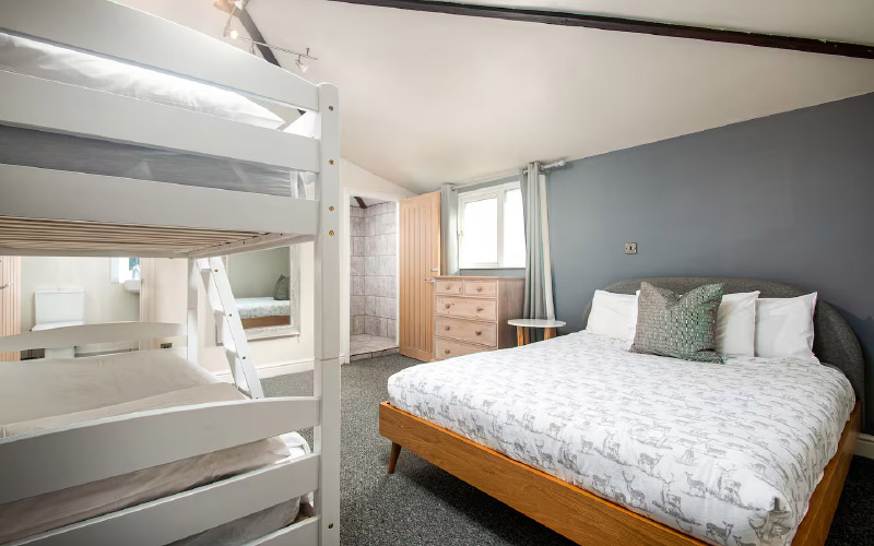 A king bed and two bunk beds 