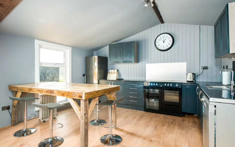 The kitchen features a range-style 6-hob cooker