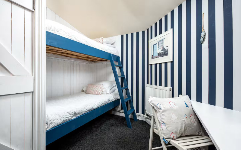 The rooms have quaint decor 