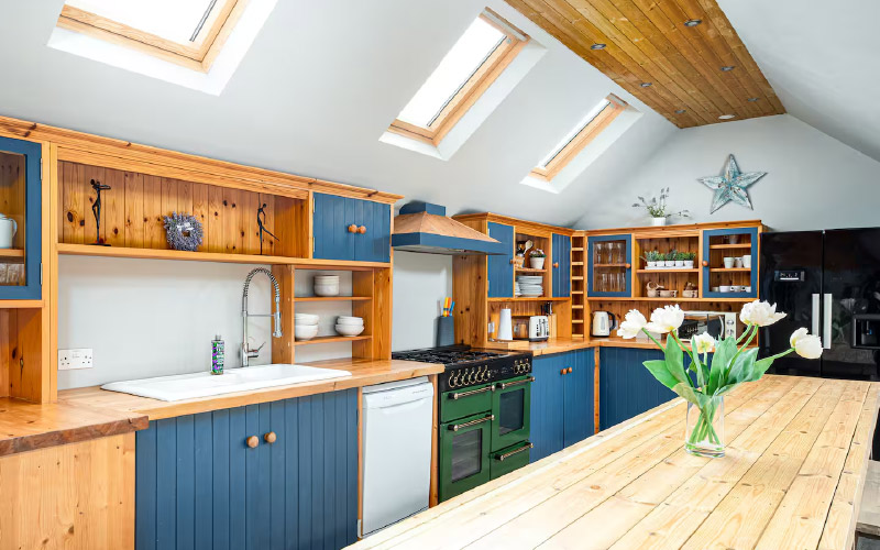 Kitchen equipped with a range 6 hob cooker