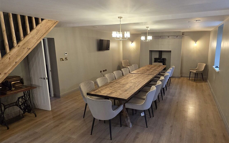  Enjoy a meal at the dining table 