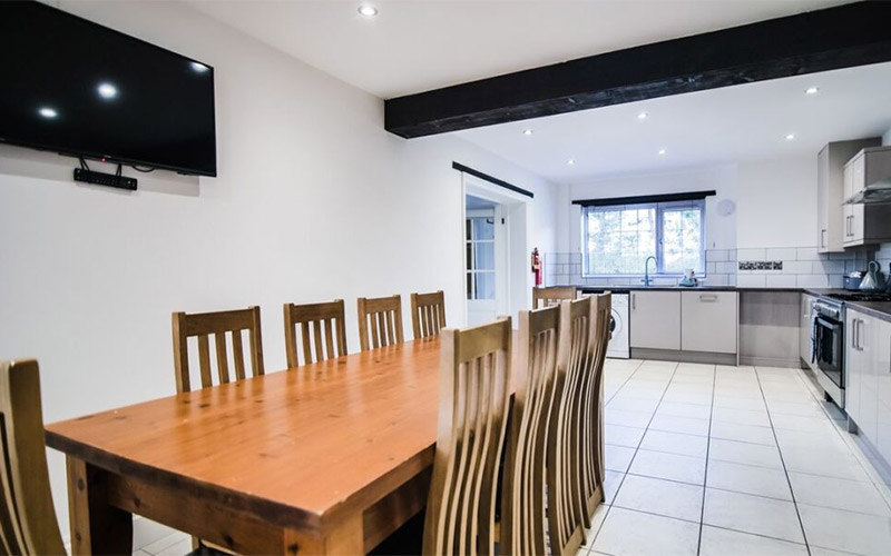 Enjoy food with your pals at the long dining table 