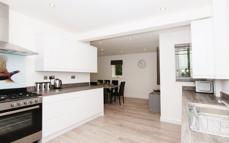 The fully equipped kitchen 