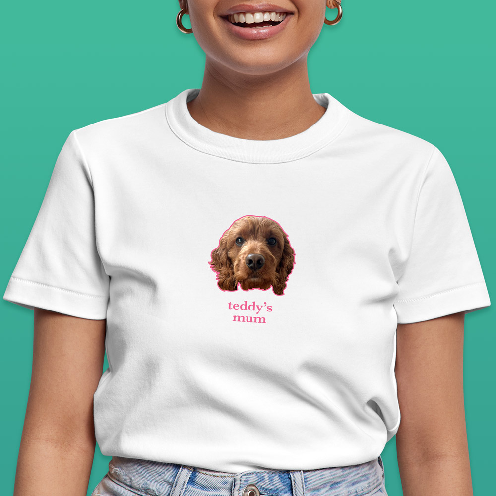 A white t shirt that can be customised with the face of a pet and up to two lines of custom text which has a dogs face on it with the words Teddy's Mum under it 