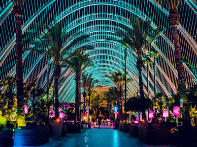People drinking and socialising at L'umbracle in Valencia