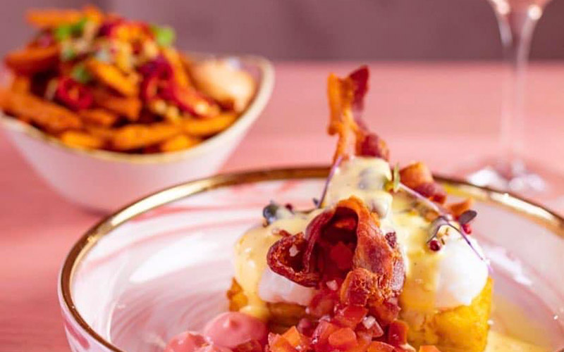 Yes, even the plates are pink! 