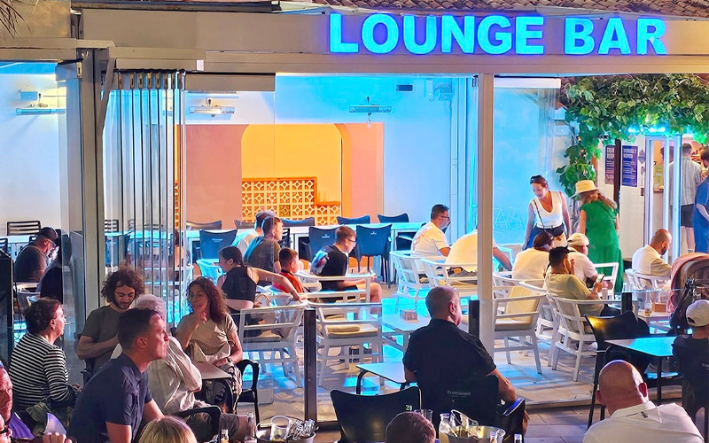 Get 2 whole hours of a free bar (+3 cocktails each!) 