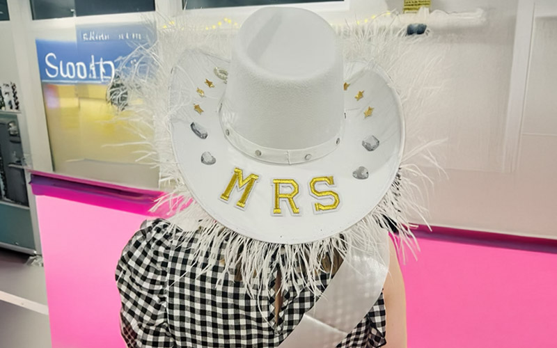 The bride can make a hat that stands out 