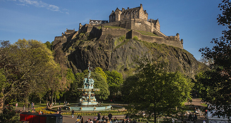 https://media.lastnightoffreedom.co.uk/i/Webpages/hen-guide/cultural-edinburgh-princes-street-gardens.jpg - Rank #2