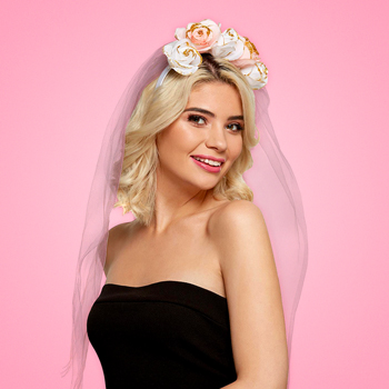 A model wearing a veil with flashing L plate