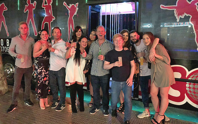 A group of people next to a bus in Benidorm