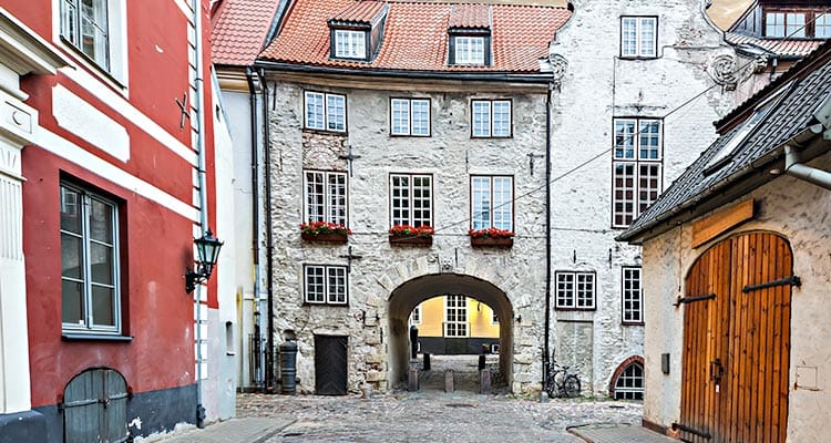 https://media.lastnightoffreedom.co.uk/i/Webpages/stag-guide/cultural-riga-swedish-gate-and-old-city-walls.jpg - Rank #9