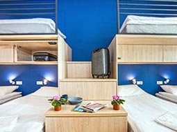 A guest bedroom at Draggo House