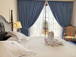 A king bed in a room that has a balcony at Villa Cortes in Tenerife
