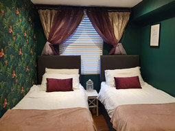 Enchanted Hideaway Bath - Twin Beds in Bath Party House 