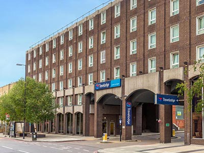 The exterior of Travelodge London Farringdon 