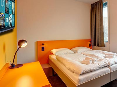 A guest bedroom at Meininger Hotel Munich Olympiapark