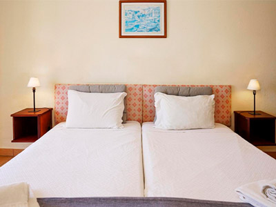 A double bed at Ourasol Apartamentos Turisticos