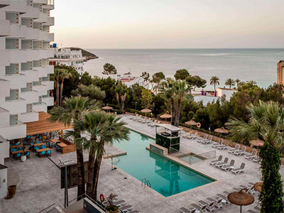 The exterior and pool area of Vistasol Apartments