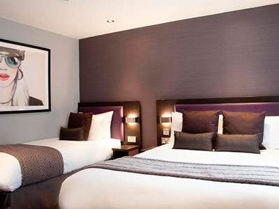 A room with a double and a single bed at Epic Apart Hotel - Duke Street 