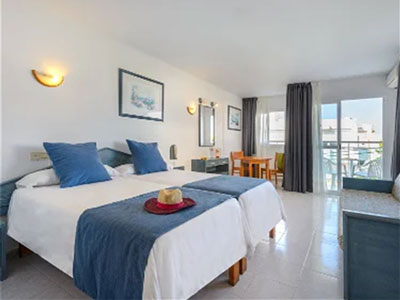 A twin bedroom with views of the city at Aparthotel Vibra Central City