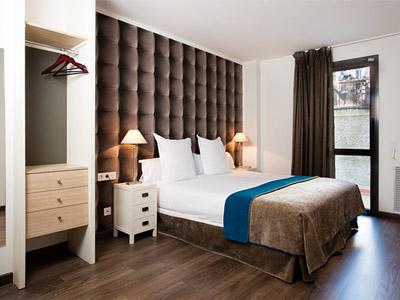 A king room with a dresser and storage at Cosmo Apartments in Barcelona