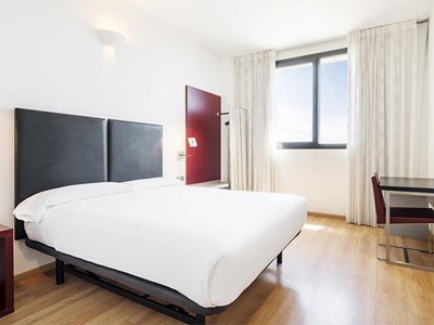 A king room with large windows and desk space at Ilunion Aqua 3 in Valencia