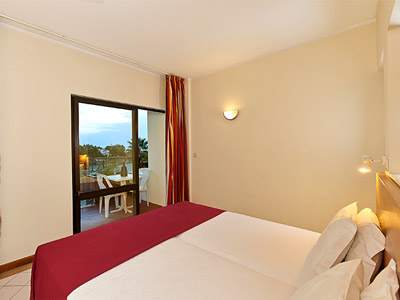 A double room with a balcony that overlooks the sea at Cheerfulway Acqua Maris Balaia in Algarve
