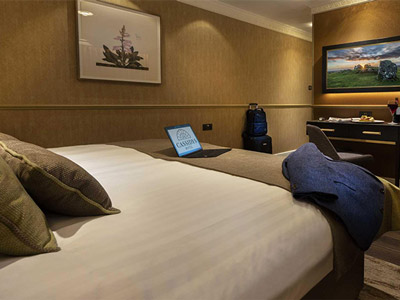 A king bed facing a desk at Cassidy Hotel in Dublin