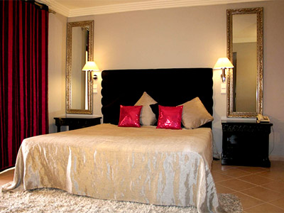 A double bed with mirrors beside it at Cheerfulway Balaia Plaza in Algarve