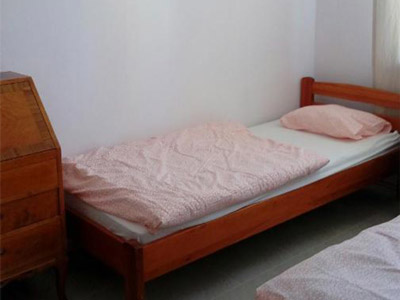 A single bed with pink bedding at Apartamenty Kamienica Zacisze