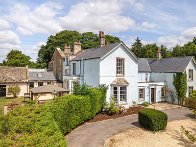 Drone photo of the grand-looking Cotswold Manor House boasting a large outdoor area