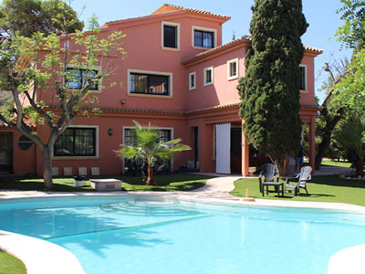 Casa Jacaranda with a pool outside on a sunny day