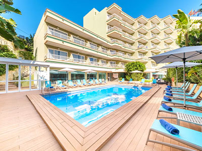 Hotel Agua Beach with an outdoor swimming pool that has sunloungers around it 