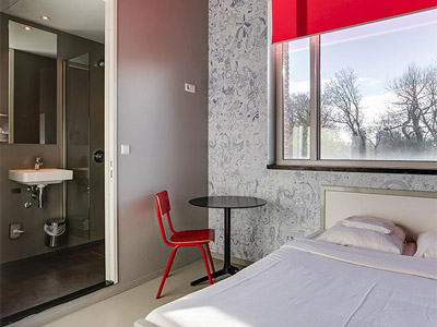 An ensuite room in the ClinkNOORD Hostel 