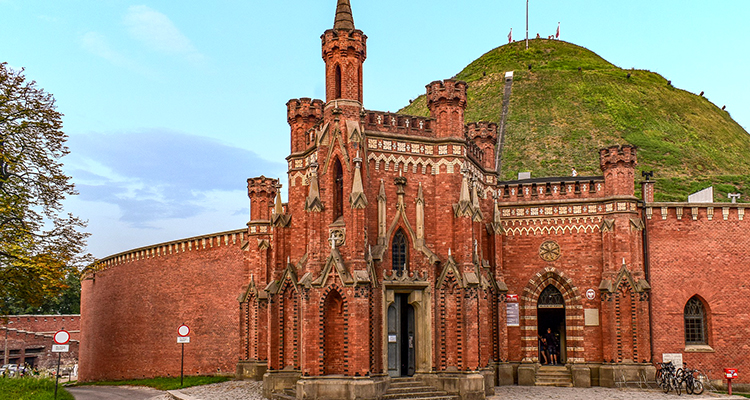 https://media.lastnightoffreedom.co.uk/i/locations/guides/krakow/culture/750x400-mound.jpg - Rank #6