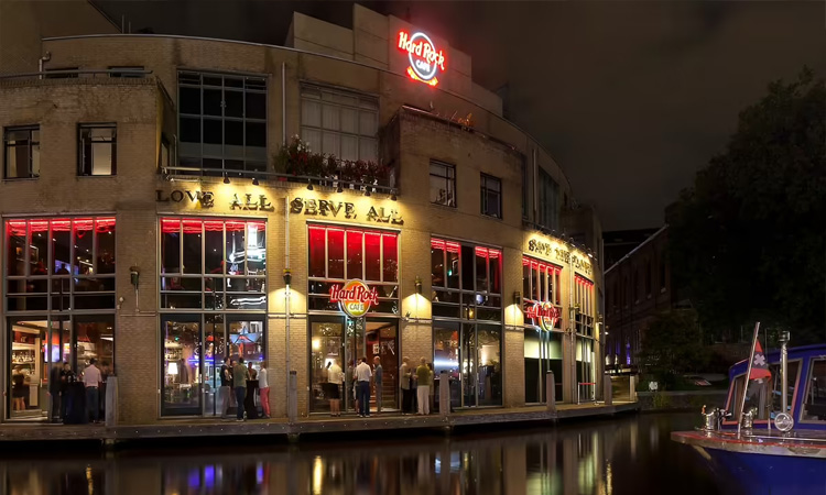 The exterior of Hard Rock Cafe at night