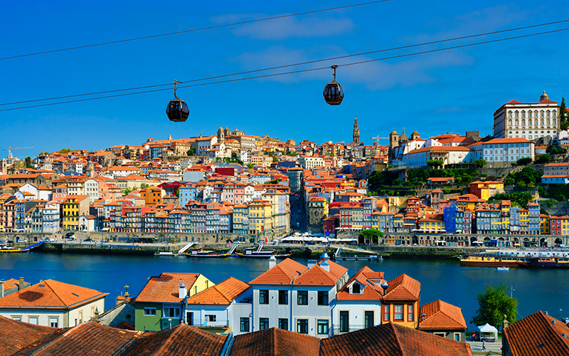 A cable car travelling over the Douro River 